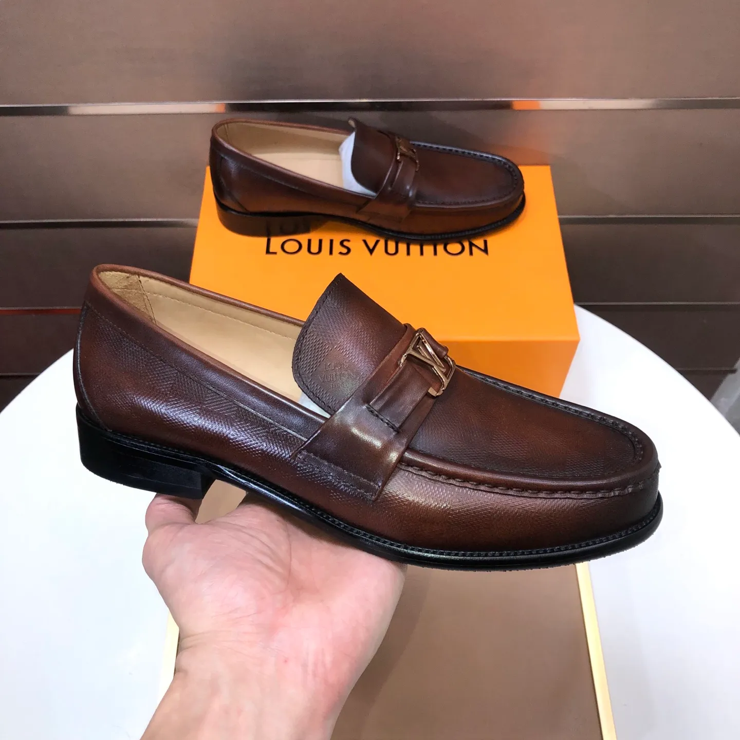 Men's men's shoes💰540💰[LV] (original single cowhide lining)🍀LV's latest genuine leather business suit shoes are available on the official website at the same time. The first-layer cowhide imported from Italy is made of heavy gold, and the official website has a 1:1 rubber outsole. Versatile to wear, high-end without losing class, and the color combination is extraordinary. This four-season style is alluring when worn on your feet, showing off your big-name flair. Standard code 38-45 (45 customized)